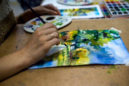 妇女的手绘图水彩。水彩画的创作过程