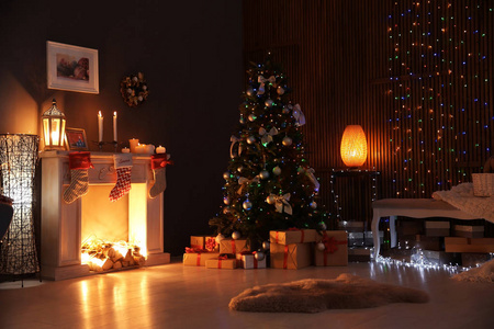 时尚的客厅室内装饰圣诞树在晚上