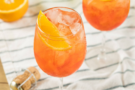 含酒精的 Aperol 香槟和橙子