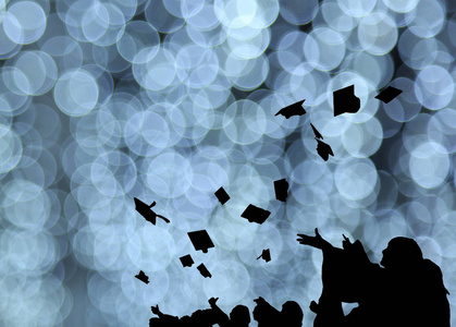 研究生剪影在大学毕业典礼上投掷学位帽。祝贺教育成功, 毕业典礼大学毕业生, 开学日理念