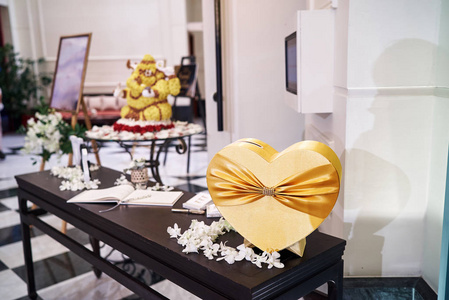 金黄箱子心脏形状为下落婚礼信封在前面招待会与标志书在桌上