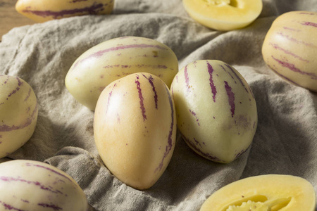 生白色有机香瓜茄瓜准备吃照片