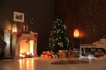 时尚的客厅室内装饰圣诞树在晚上