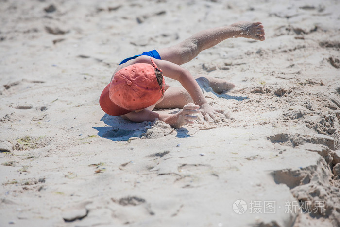 一个小男孩在沙滩上