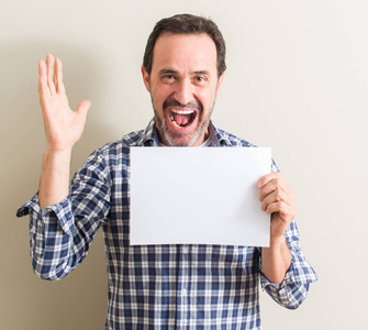 胜牌机油手持白纸纸的资深男士非常高兴和兴奋, 优胜者表达庆祝胜利