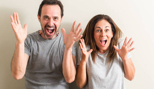 和男人非常高兴和兴奋, 优胜者表达庆祝胜利尖叫着大微笑和举手照片