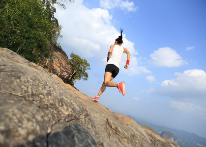 登山跑步图片