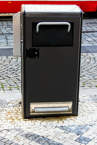 现代欧洲城市街道上的垃圾回收站观