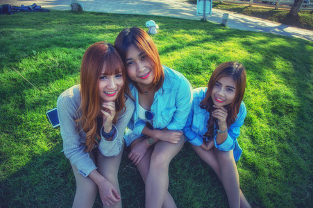 三个微笑女孩图片