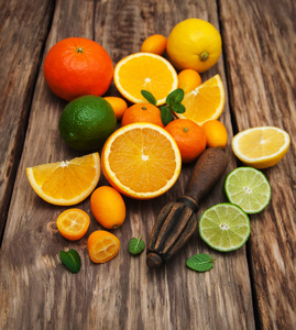 新鲜的柑橘水果和老榨汁机图片