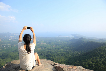 女人拍照在山