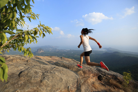 登山跑步图片