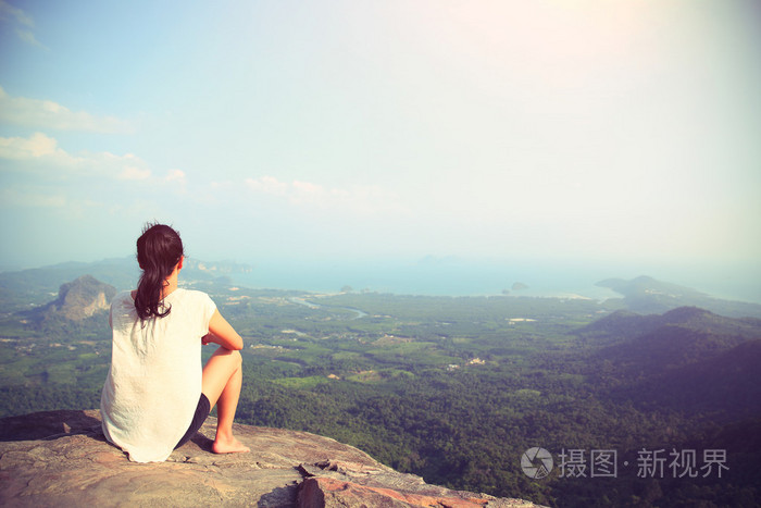 女人站在山顶孤独图片图片