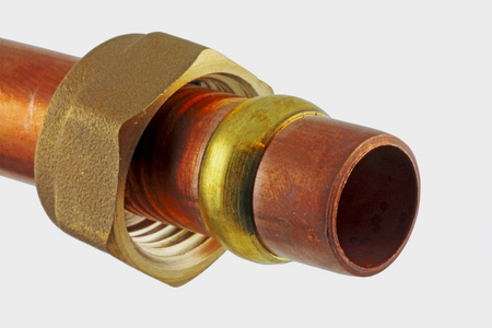 管道工拟合关闭白色背景上隔离的压缩管接头的特写视图照片