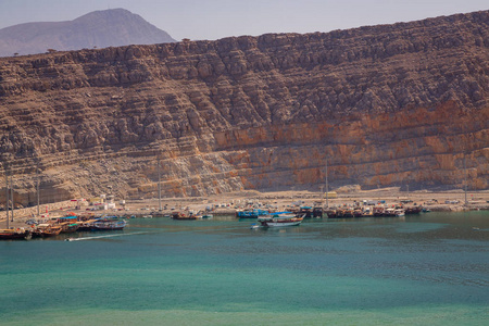 美丽的海滨风光靠近 Khasab, 在 Musandam 半岛, 阿曼, 照片取自一艘船在旅游期间