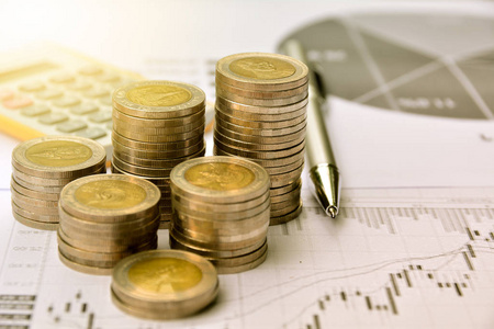 钱硬币与方格纸和计算器,财务摄影图