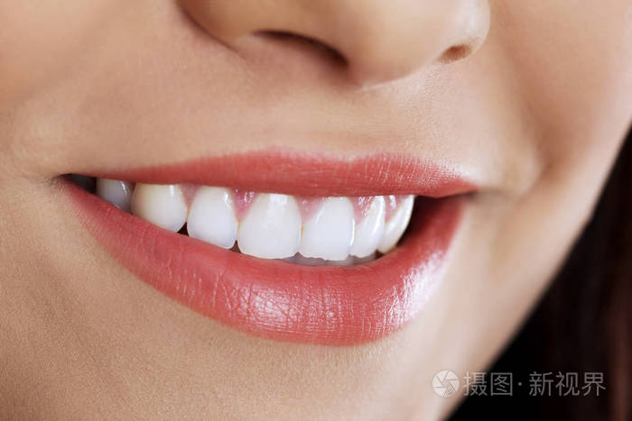 美丽的露齿微笑,关闭了