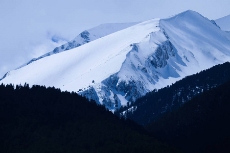 高山雪山, 美丽的自然冬日背景。山顶上的冰, 蓝天的背景。高山风景