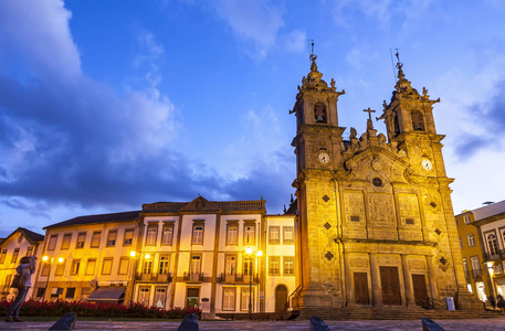 圣洁十字架教会的夜看法 葡萄牙语 Igreja de 圣克鲁斯 是葡萄牙的第十七世纪教会在布拉加葡萄牙, 献身于圣洁十字架