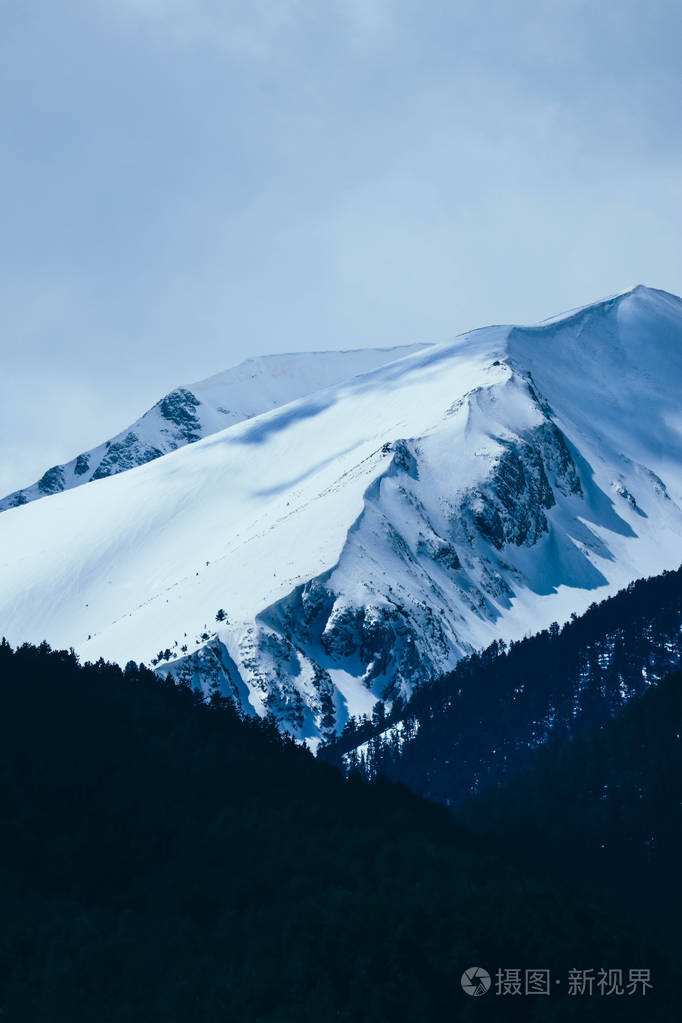 山顶上的冰, 蓝天的背景.高山风景