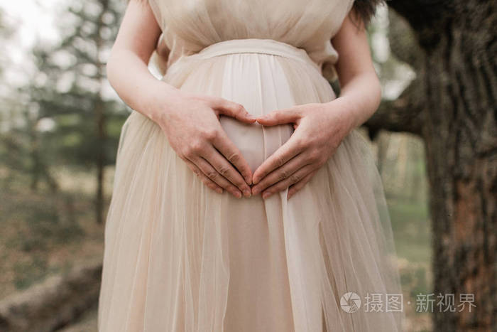 孕妇肚子上的手