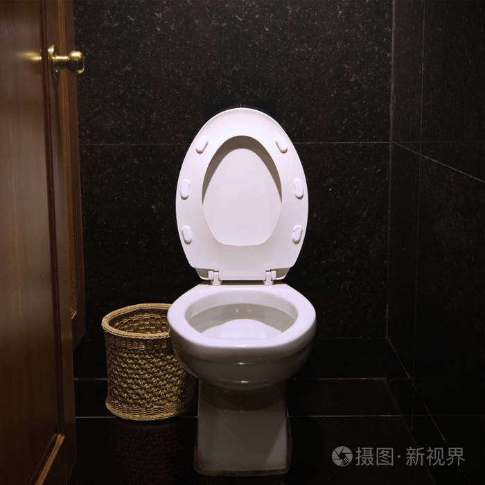 在饭店的卫生间抽水马桶照片-正版商用图片0q03ko-摄图新视界
