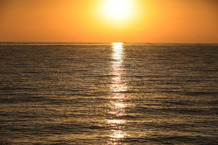 日落的海洋水