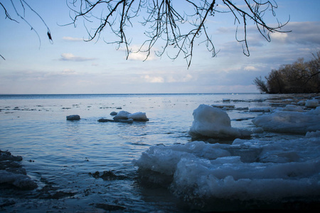 冬季海岸被冰雪环绕, 天气晴朗, 天空蔚蓝