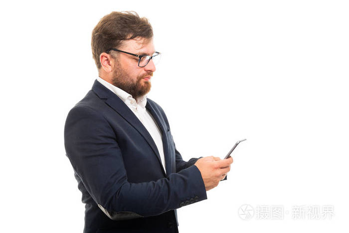 商务男士短信的侧面在白色背景的智能手机上与 copyspace 广告区隔离