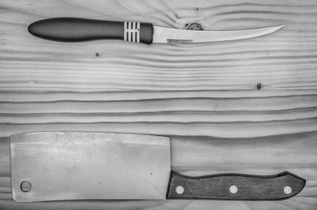 老厨刀在木桌上黑白相间