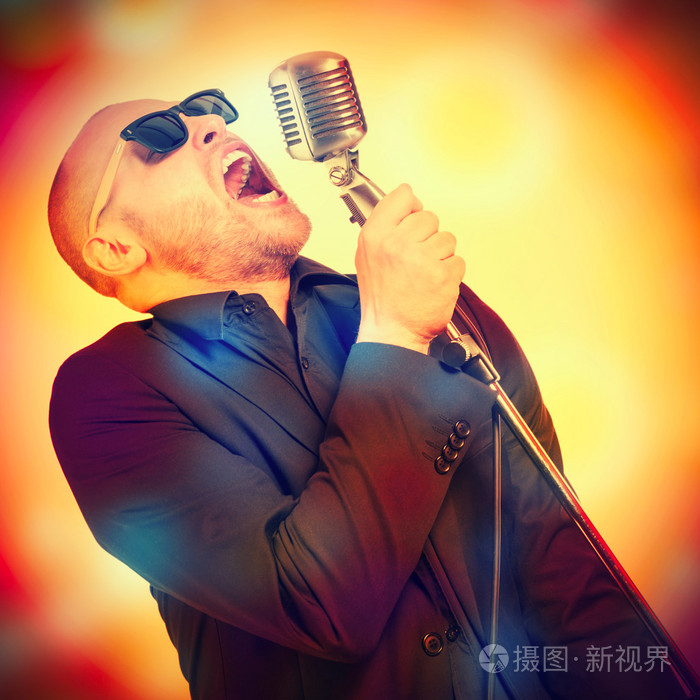 男人用麦克风在手