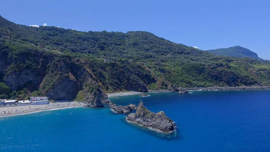 意大利 Scoglio Ulivo 在卡拉布里亚的 Tonnara 海滩全景鸟瞰图