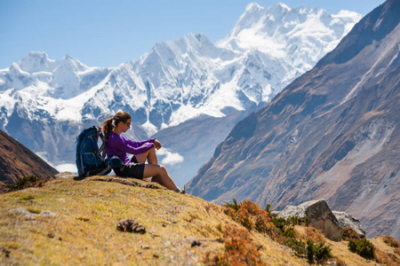 徒步旅行取决于尼泊尔马纳斯卢峰电路迷航