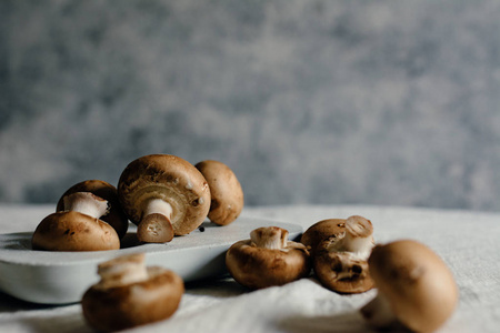 新鲜的原料香菇 蓝色石头表，贝罗品种中