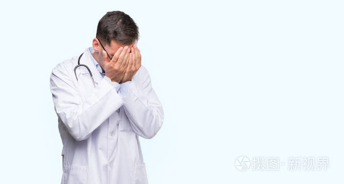 英俊的年轻医生, 脸上带着悲伤的表情, 哭着捂着手.抑郁症概念