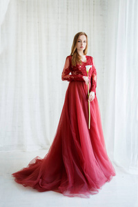 新娘穿着红色礼服与马蹄莲花在手中