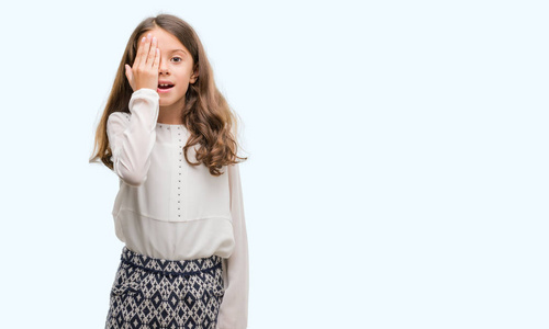 充满惊喜黑肤色的西班牙女孩用手捂着一只眼睛, 脸上充满自信的笑容和