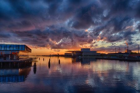 Kopenhagen 的海港和丹麦的歌剧院在日出时观看