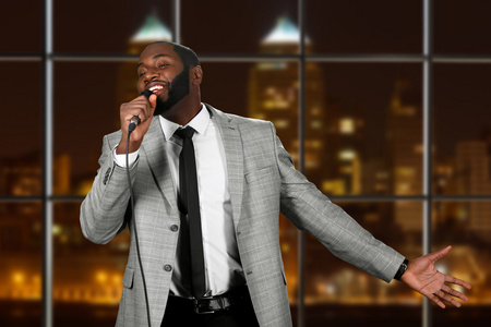 黑人男子与麦克风唱歌照片