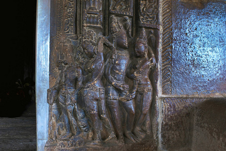 garbh griha 主要神社杜迦寺AiholeBagalkot卡纳卡印度的入口门右侧雕刻的数字。寺庙的 Galag