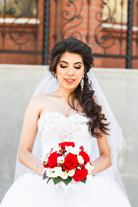 婚礼鲜花，女人在婚礼那天举行丰富多彩的花束，用她的双手