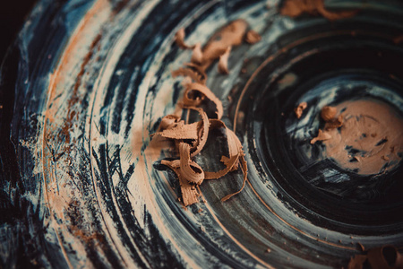 陶匠车轮特写的粘土片。车间陶器