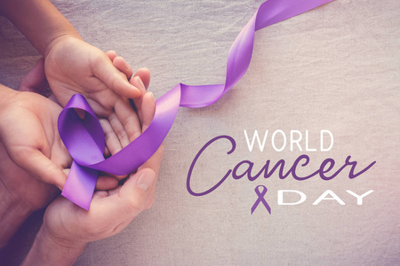 手持紫色丝带的人类手, 世界癌症日