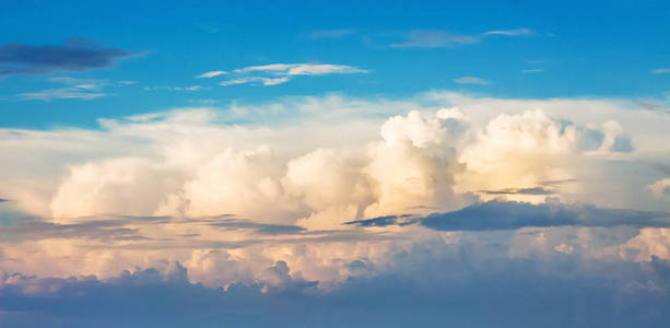 360度角视图,天顶和美丽的云彩用于3d图形,如天空穹顶或编辑无人机