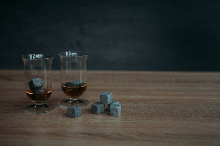石头为冷却威士忌和玻璃 tulup 上深色木制背景