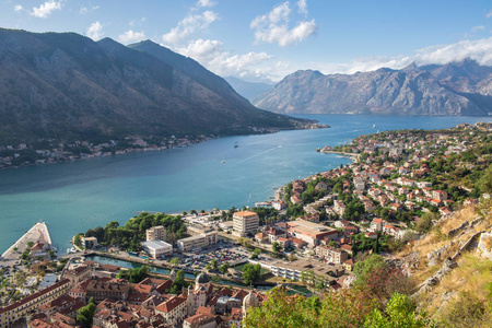 Kotor 湾, 位于亚得里亚海沿岸的黑山的中世纪小镇, 山 Lovcen 的石灰岩峭壁, 威尼斯堡垒