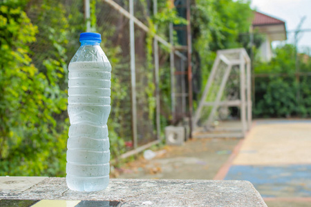 桌上的瓶子里放着冰冷的饮用水.在足球场上照片