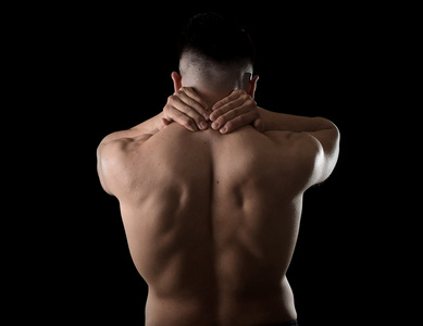 年轻的肌肉运动男子抱着酸痛的脖子按摩颈椎