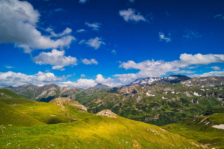 Hohe Tauern 山脉与 cloudscape 的景观