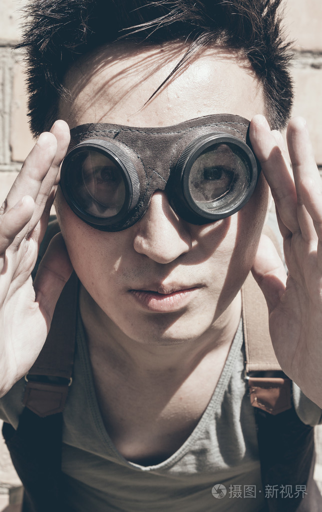 亚洲男子戴护目镜